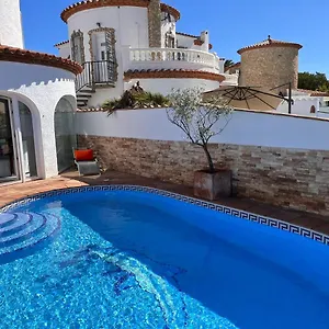 Villa On Main Canal With 13 M Private Mooring, Private Pool, Air Con In Rooms, Non-smoking, Empuriabrava